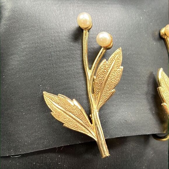 Vintage Clip on Earrings Gold Tone Imitation Faux Pearl Flowers Floral Leaves - Picture 3 of 6